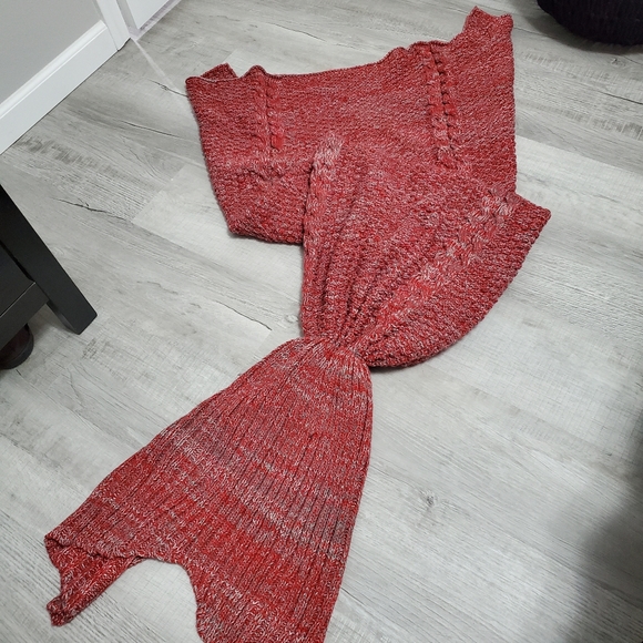 Mermaid Tail Blanket - Picture 3 of 13
